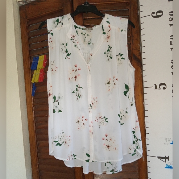 Lucky Brand Tops - Lucky Brand conservative sleeveless floral top L